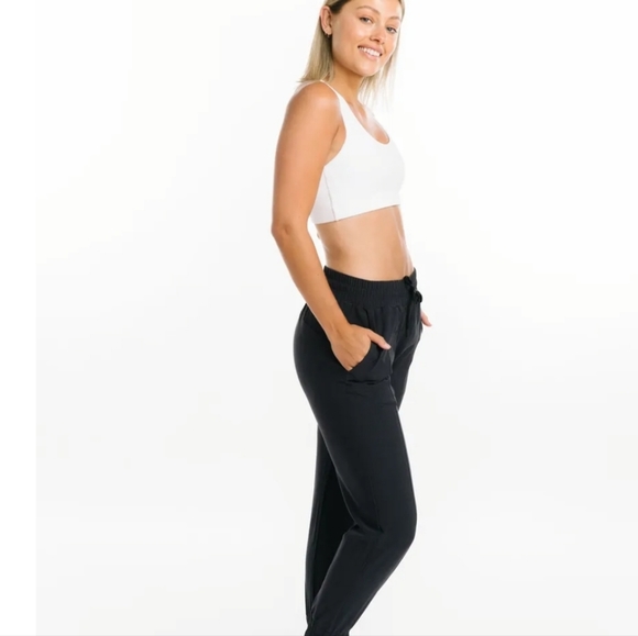 Black Perfection Jogger size Medium - Picture 2 of 4